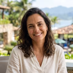 Fernanda Oliveira sorridente em resort de viagem